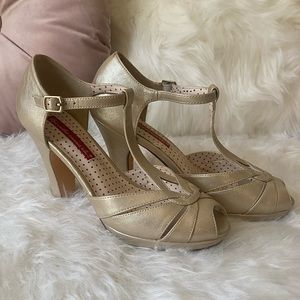 BAIT FOOTWEAR T-Strap Peep Tor DANCING SHOES in Pearly Silver!